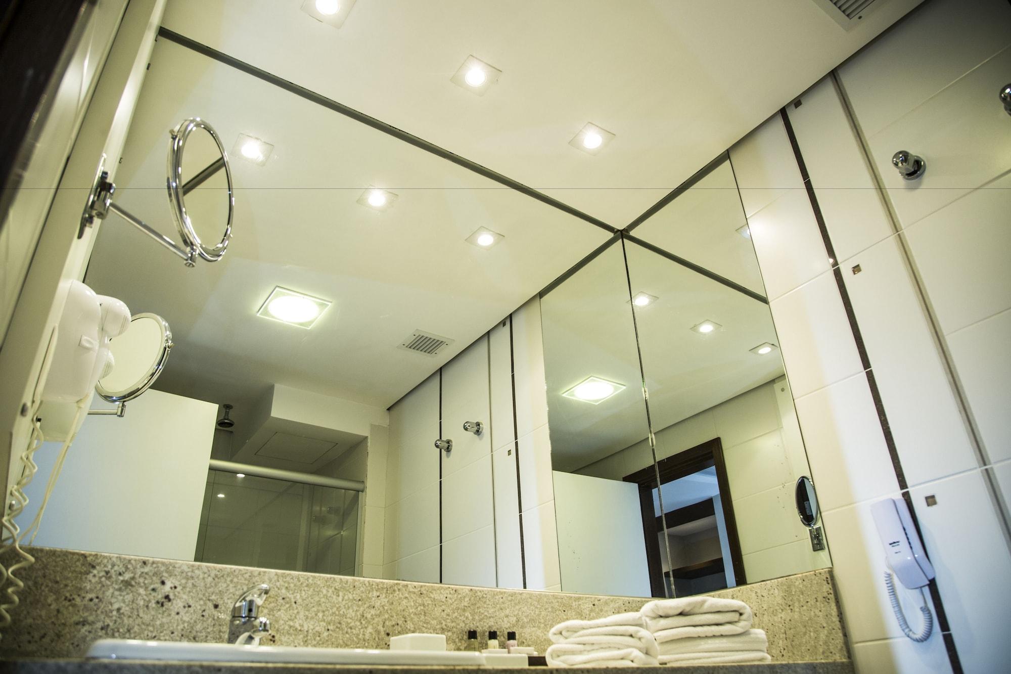 Parque Balneario Hotel Santos By Castelo Itaipava מראה חיצוני תמונה Bathroom mirrors