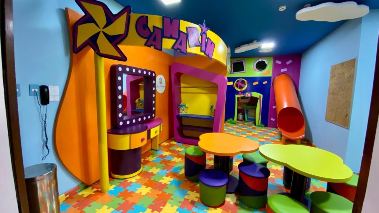 Parque Balneario Hotel Santos By Castelo Itaipava מראה חיצוני תמונה The interior of a Chuck E. Cheese's