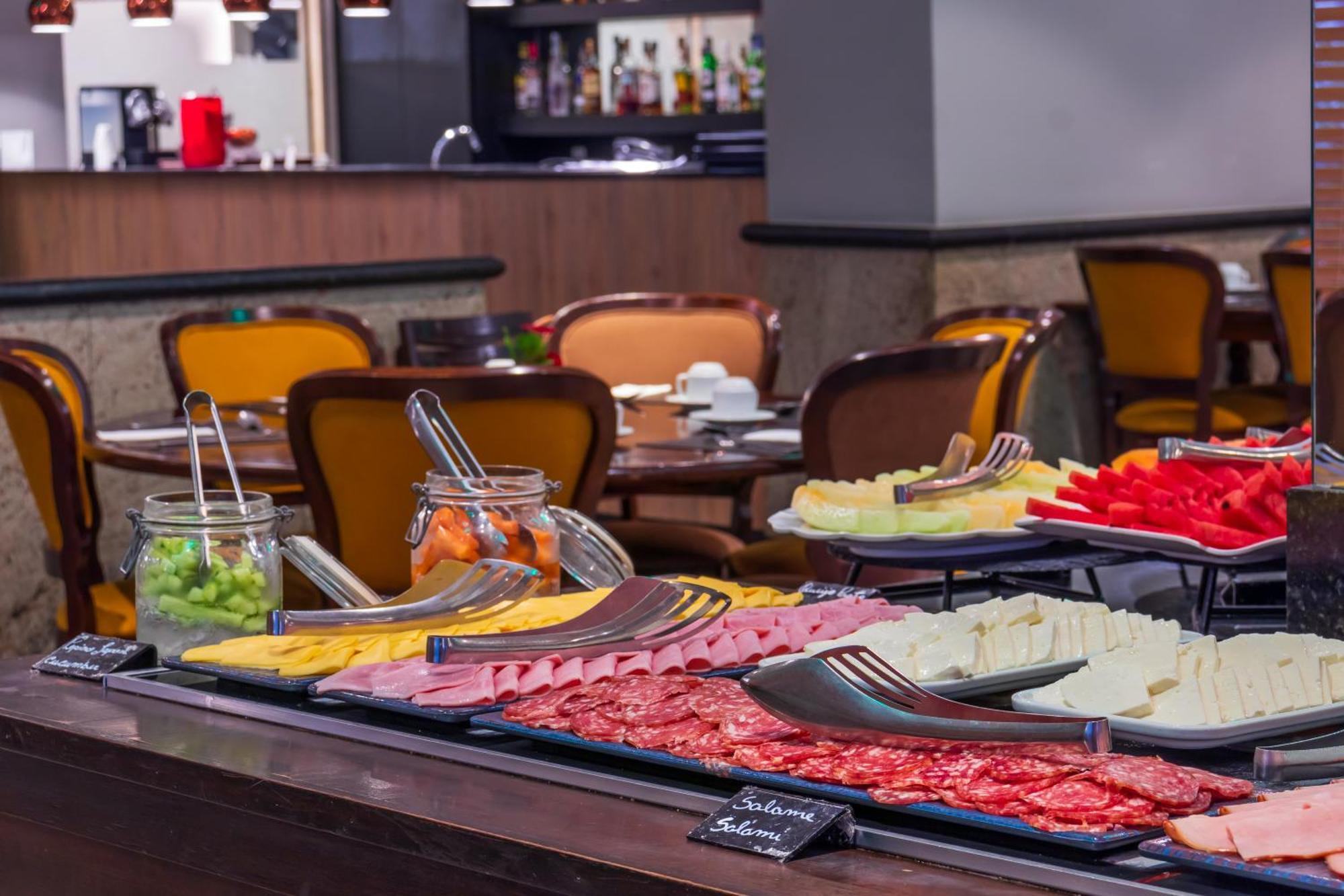 Parque Balneario Hotel Santos By Castelo Itaipava מראה חיצוני תמונה A buffet at a hotel