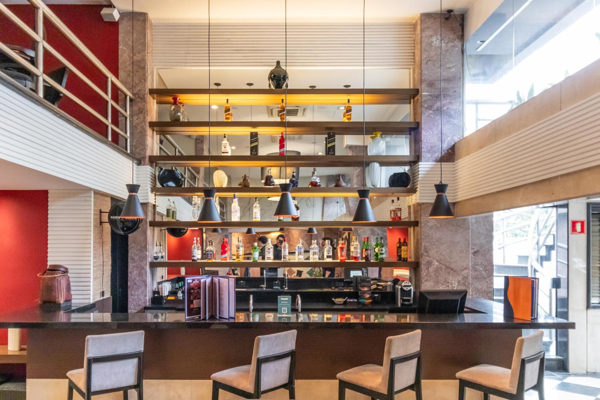 Parque Balneario Hotel Santos By Castelo Itaipava מראה חיצוני תמונה The bar at the hotel