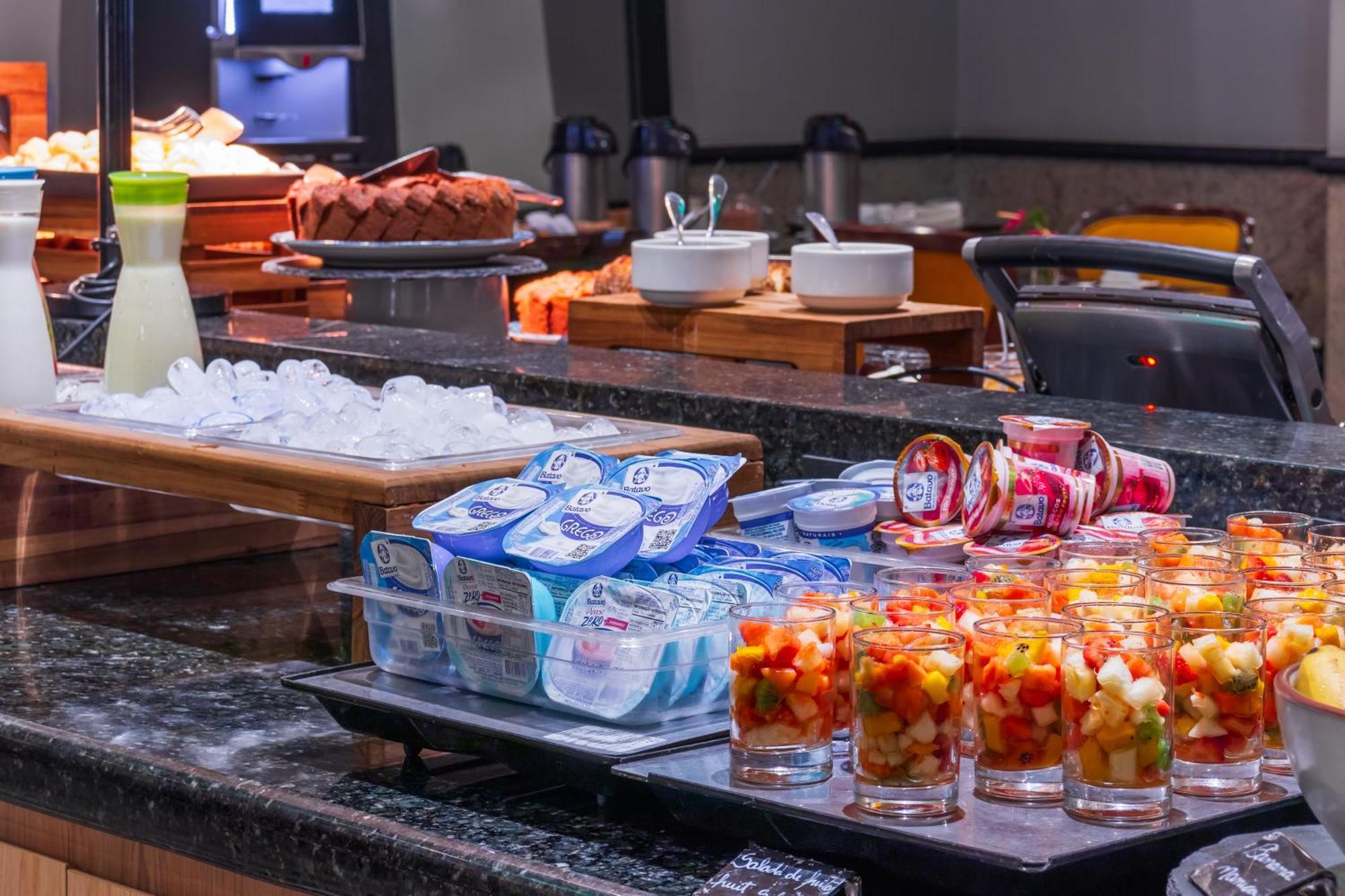 Parque Balneario Hotel Santos By Castelo Itaipava מראה חיצוני תמונה A buffet at a hotel