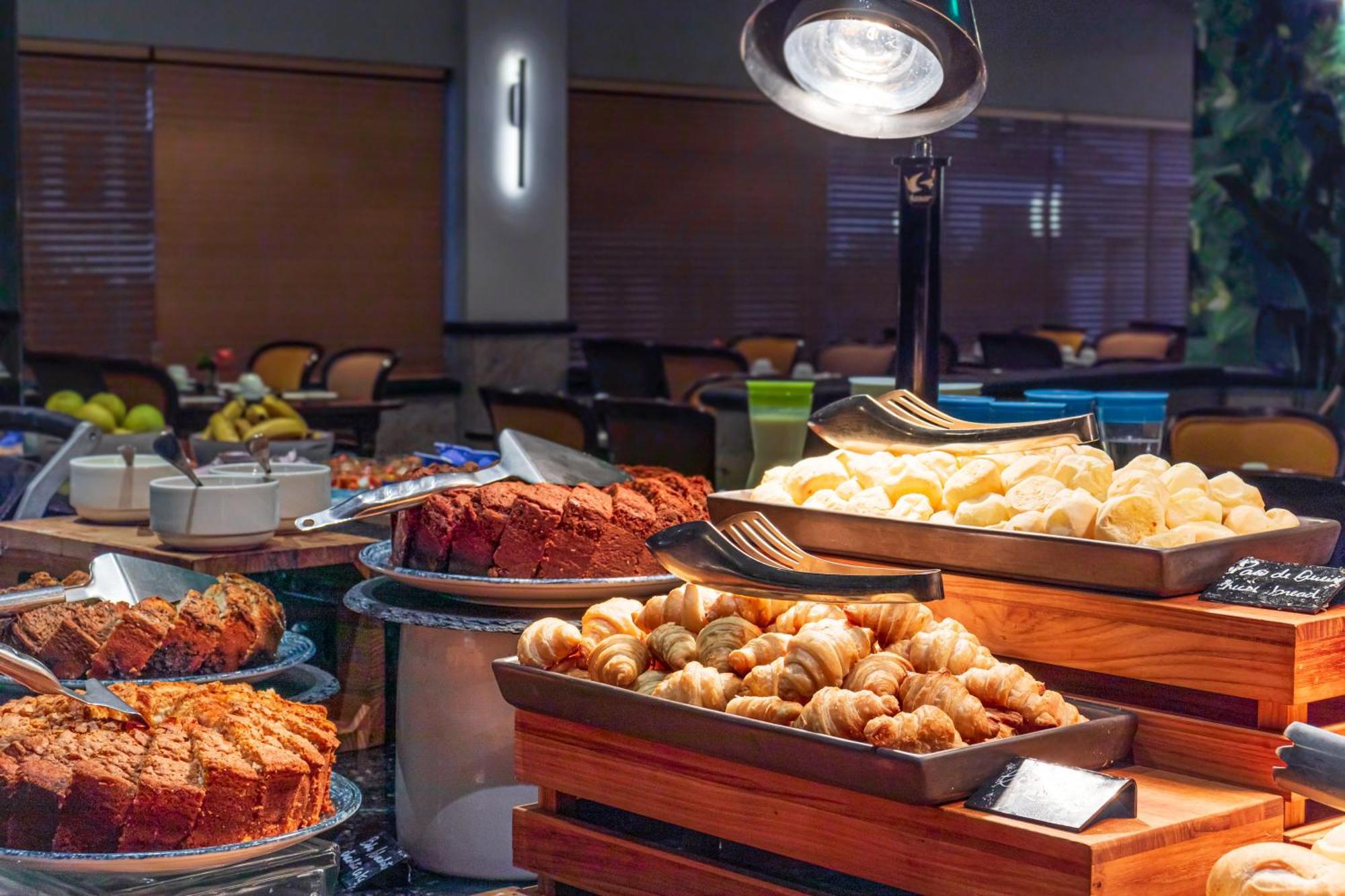Parque Balneario Hotel Santos By Castelo Itaipava מראה חיצוני תמונה A buffet at a hotel